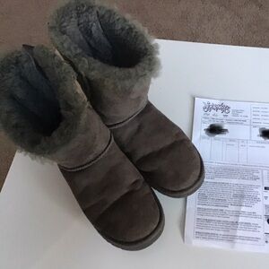 bailey bow short uggs grey women’s size 8